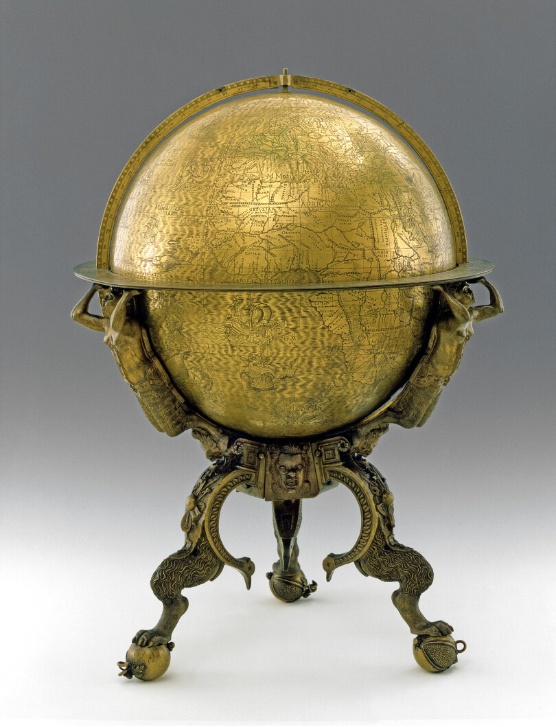 Le globe terrestre de Johannes Prätorius, de Nuremberg, en laiton gravé.